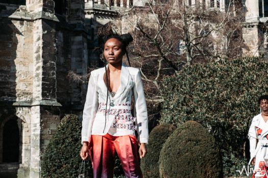 Étudiante faisant un défilé lors d'un événement NEOMA